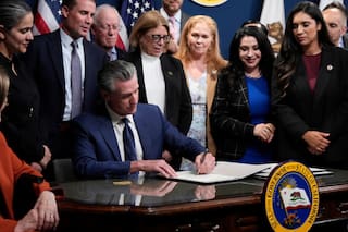 La ley SB 294 firmada por Gavin Newsom que protege a los migrantes trabajadores