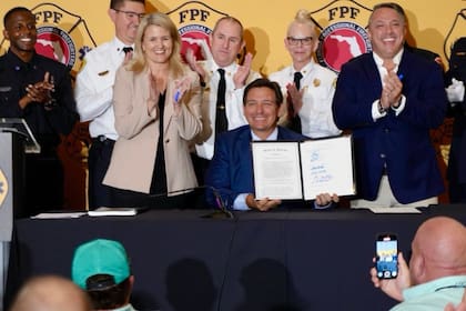 La nueva ley de Florida exige monitoreo de salud mental, ropa libre de tóxicos y reducción de turnos para proteger a los bomberos