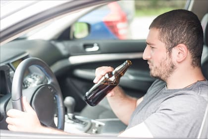La nueva ley en California obliga a los conductores que tienen sanciones por manejar bajo los efectos del alcohol a instalar un dispositivo de bloqueo de encendido