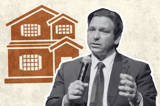 La nueva ley de DeSantis que penaliza usar papeles falsos para ocupar una casa