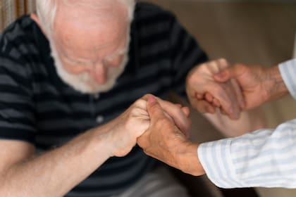 La nueva ley en Nueva York establece la obligatoriedad de que se difunda masivamente material de educación sobre asistencia y recursos del Alzheimer