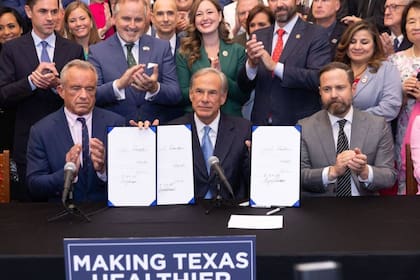 La nueva ley firmada por Greg Abbott modifica el Código Tributario de Texas para brindar una exención de impuestos a propietarios de organizaciones benéficas