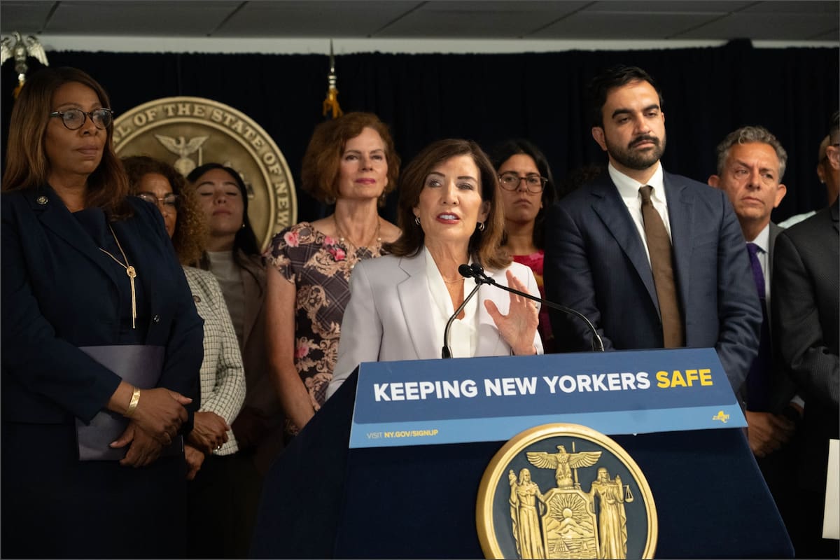 La nueva ley firmada por la gobernadora Kathy Hochul busca fortalecer la inspección y el mantenimiento de ciertos edificios y establece multas de miles de dólares para propietarios que infrinjan las normas