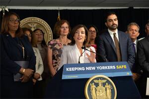 Hochul firma una nueva ley en Nueva York que impacta en propietarios