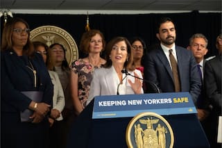 Hochul firma una nueva ley en Nueva York que impacta en propietarios