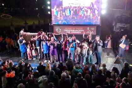 La nueva marca fue certificada por el escribano Marcos Badillo, quien verificó de manera oficial la longitud final del embutido