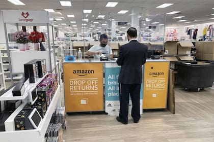 La nueva medida de Amazon y Walmart elimina la necesidad de envolver, etiquetar y llevar al correo un producto para ser devuelto (Ted Shaffrey/AP)