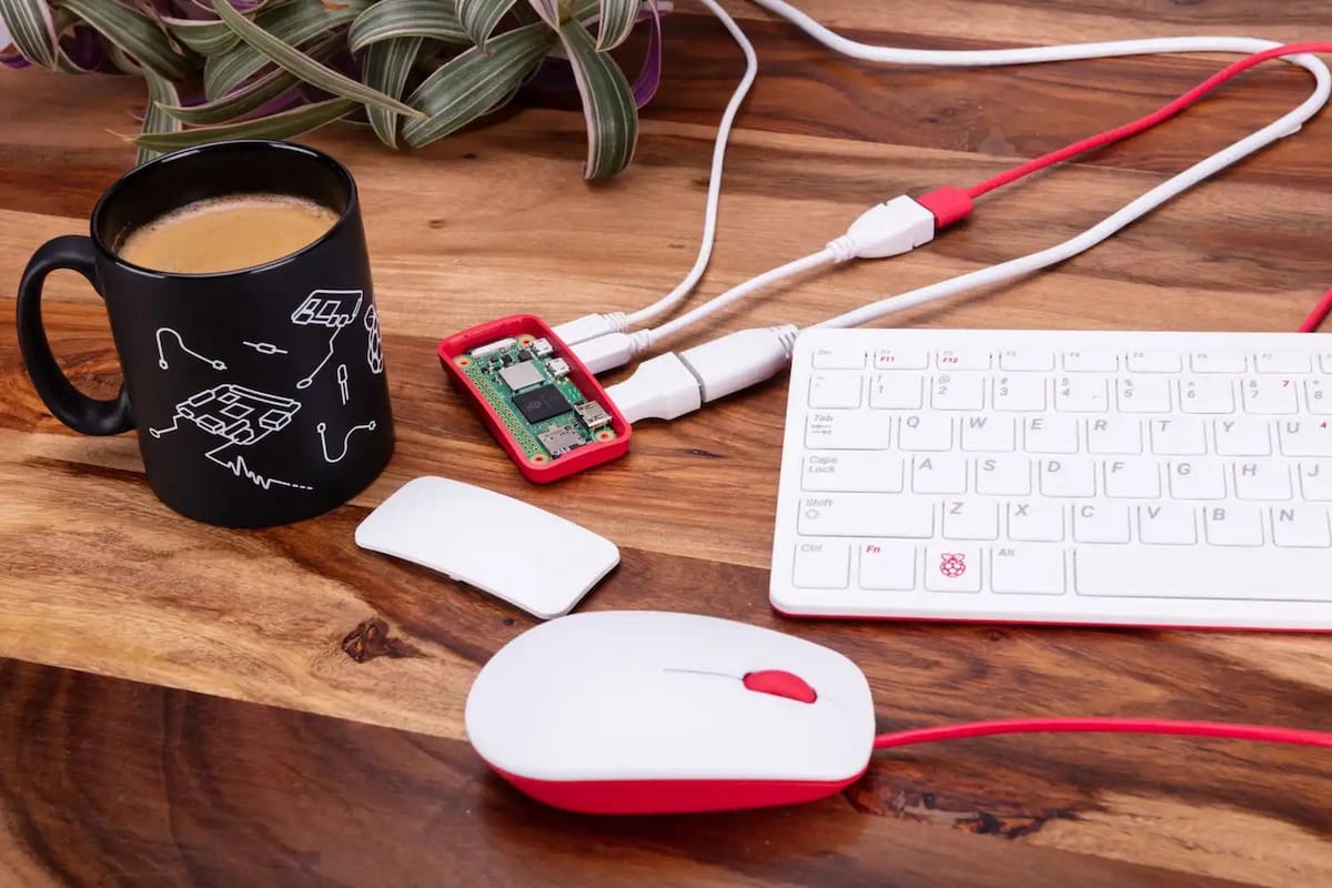 La nueva microcomputadora Raspberry Pi Zero 2 W mantiene las mismas dimensiones de su antecesor y es compatible con toda la línea de accesorios disponible en el mercado