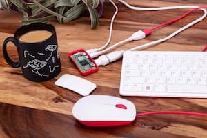 La nueva microcomputadora Raspberry Pi Zero 2 W mantiene las mismas dimensiones de su antecesor y es compatible con toda la línea de accesorios disponible en el mercado