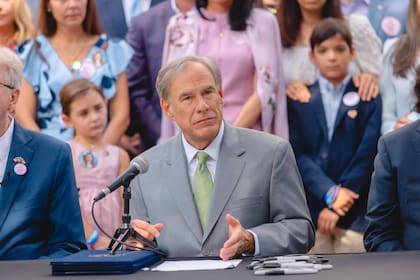 La nueva normativa, que entró en vigencia en mayo de 2025 pero se aplica plenamente con el inicio del ciclo escolar 2025-2026, modifica el Código de Educación de Texas