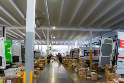 La nueva planta de FedEx en la Argentina, de 4500 metros cuadrados, y algunas de sus 40 camionetas