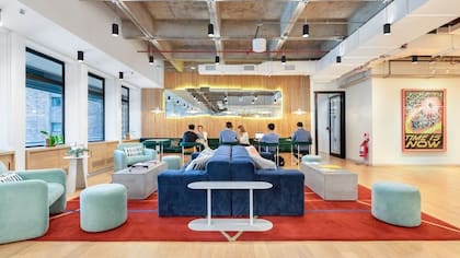 La nueva propuesta de WeWork es la combinación entre un escritorio fijo, salas de reuniones, un espacio para presentación u otro específico para videollamadas.