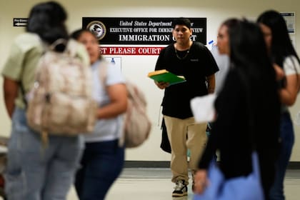 La nueva propuesta del DHS exige a los trabajadores abandonar Estados Unidos al día siguiente de la terminación de su empleo