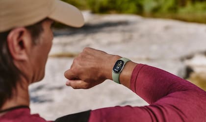 La nueva pulsera deportiva Fitbit Edge, de Google, tiene GPS, batería reemplazable, permite hacer electrocardiogramas