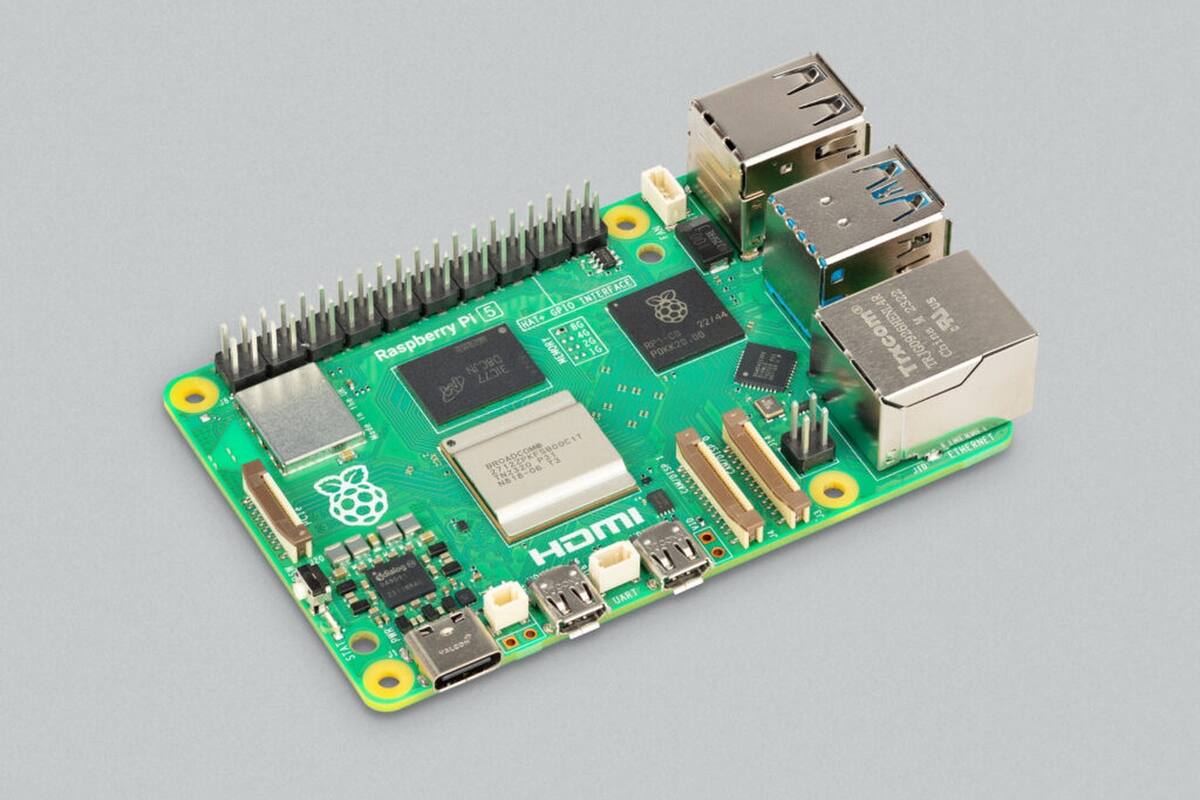 La nueva Raspberry Pi 5 tiene un chip de cuatro núcleos a 2,4 GHz; según su fabricante, es el doble de rápida que el modelo anterior