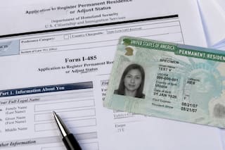 El Uscis aplicará la regla de carga pública para miles de migrantes que buscan la green card