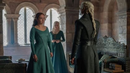 La nueva reina Rhaenyra (Emma D'Arcy) visita en su encierro a su antigua madrastra y amiga de infancia, Alicent Hightower (Olivia Cooke)