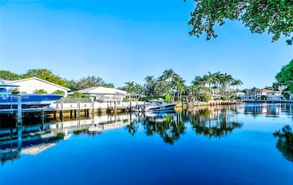La nueva residencia del uruguayo se encuentra Bay Colony es un barrio reconocido como uno de los más exclusivos de la zona.