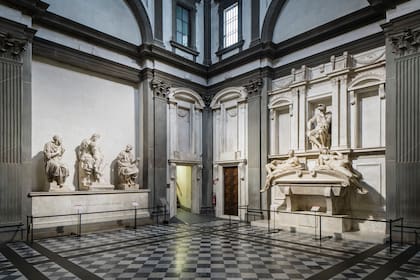 La Nueva Sacristía brilla después de un largo período de restauraciones en la Capilla de los Medici en Florencia. Un equipo de científicos, restauradores e historiadores desplegaron bacterias para limpiar esculturas de Miguel Ángel