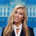 Un acto fallido, solo tres preguntas y un final abrupto: el accidentado debut de la nueva vocera de Trump