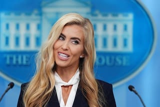 Un acto fallido, solo tres preguntas y un final abrupto: el accidentado debut de la nueva vocera de Trump