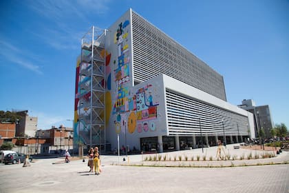 La nueva sede del Ministerio de Educación se destaca en la calle Perette; allí trabajan 2150 personas que antes lo hacían en diferentes edificios fuera de la villa 31