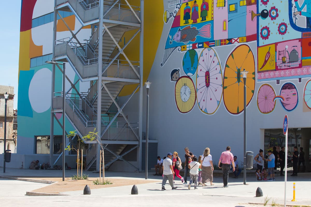 La nueva sede del Ministerio de Educación se destaca en la calle Perette