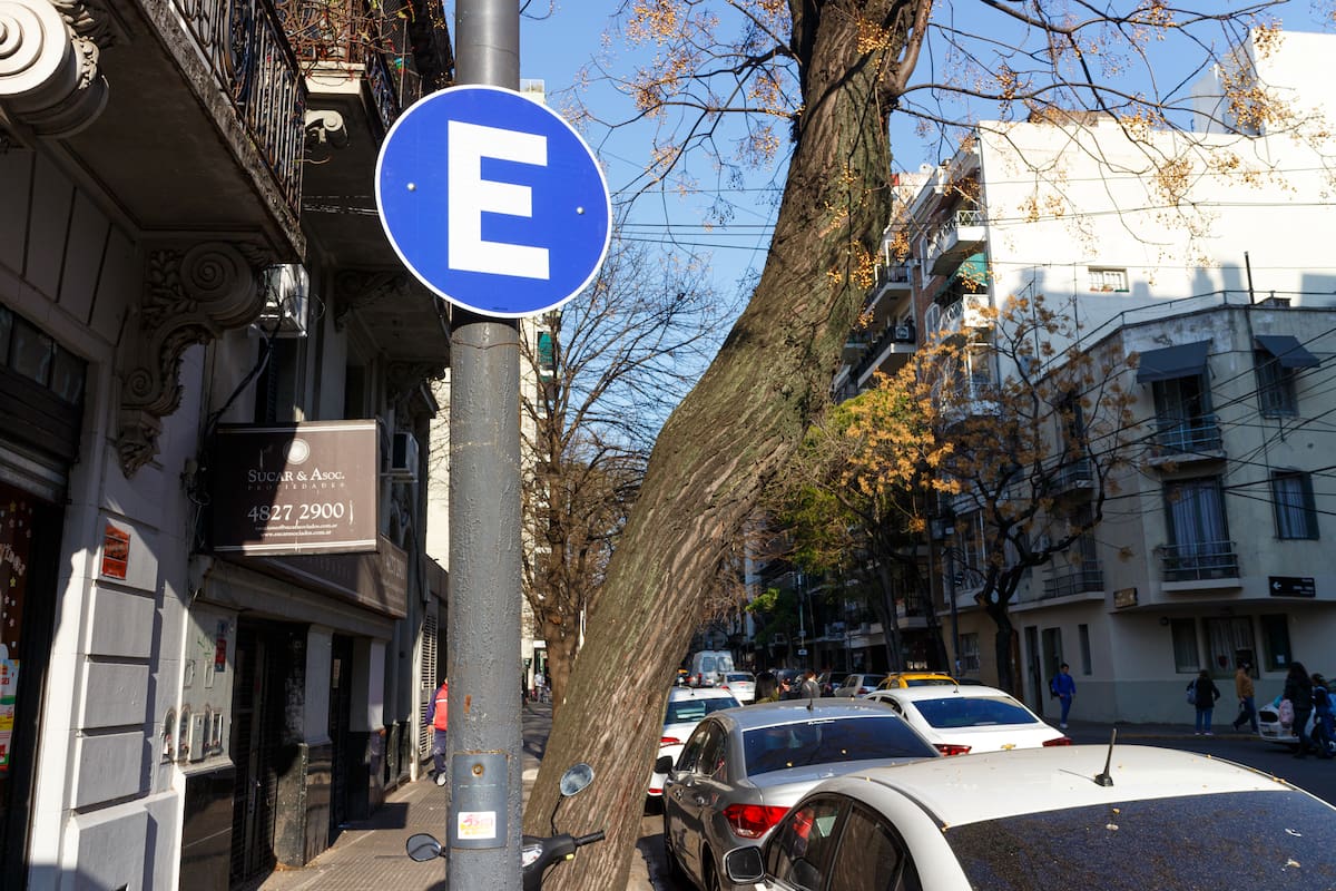 La nueva señalética ya fue instalada en la ciudad, por ejemplo, en calles donde estaba prohibido estacionar sobre las dos manos