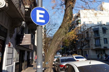 La nueva señalética ya fue instalada en la ciudad, por ejemplo, en calles donde estaba prohibido estacionar sobre las dos manos