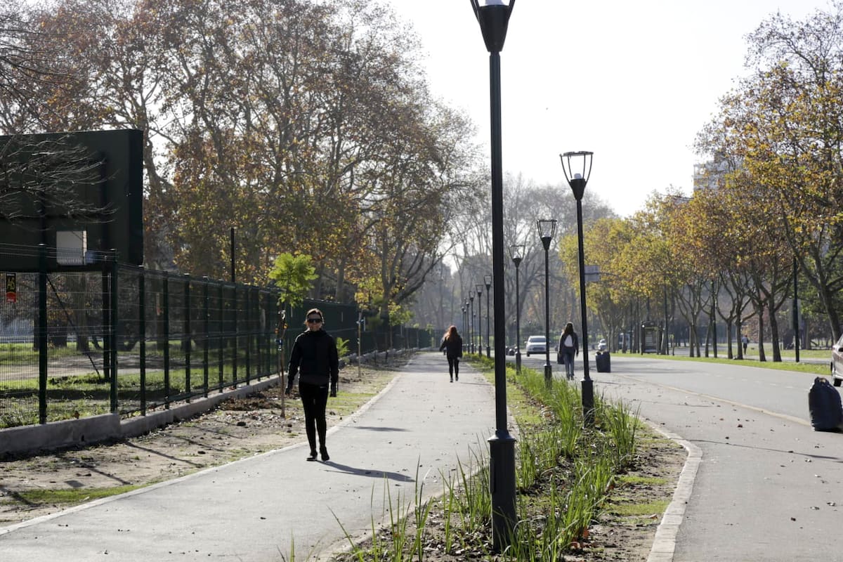 La nueva senda cuenta con dos carriles, uno para bicicletas y otro para correr o caminar