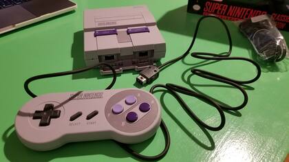 La nueva Super Nintendo Classic Edition cuenta con dos controles de mando desmontables con cables más largos