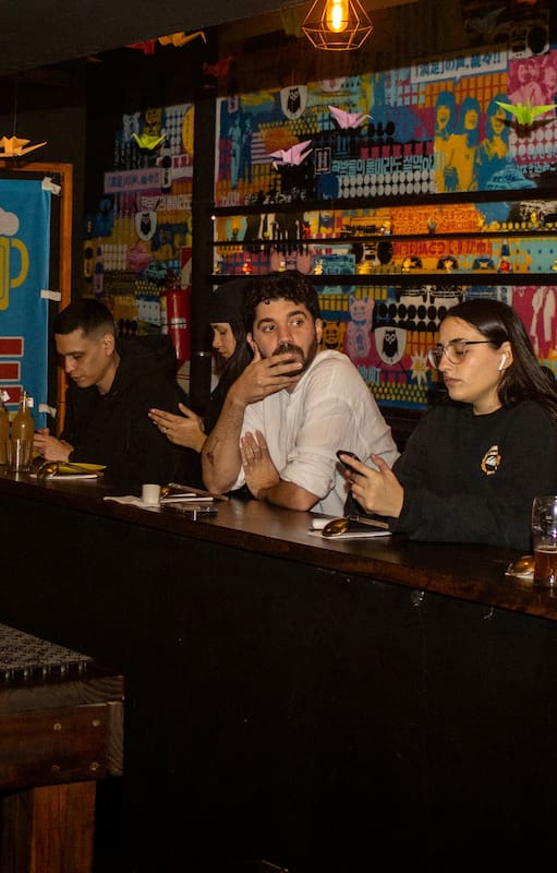 La nueva tendencia es participar de la cocina para luego sentarse a comer.