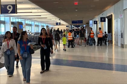 La nueva terminal en el BRU de California cuenta con mayor espacio para la circulación de viajeros en los pasillos y salas de espera