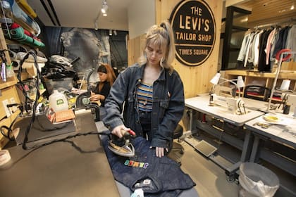 La nueva tienda de Levi Strauss en Times Square cuenta con sastres que pueden agregar parches y adornos a los jeans de los clientes