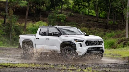 La nueva Toyota Tacoma, lanzada en Estados Unidos, podría anticipar las formas de la nueva generación de la Hilux
