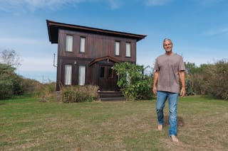 Así es la casa estilo “guarda bosques” de Matías Camisani en Maschwitz: madera, influencia de la India y amor por la música