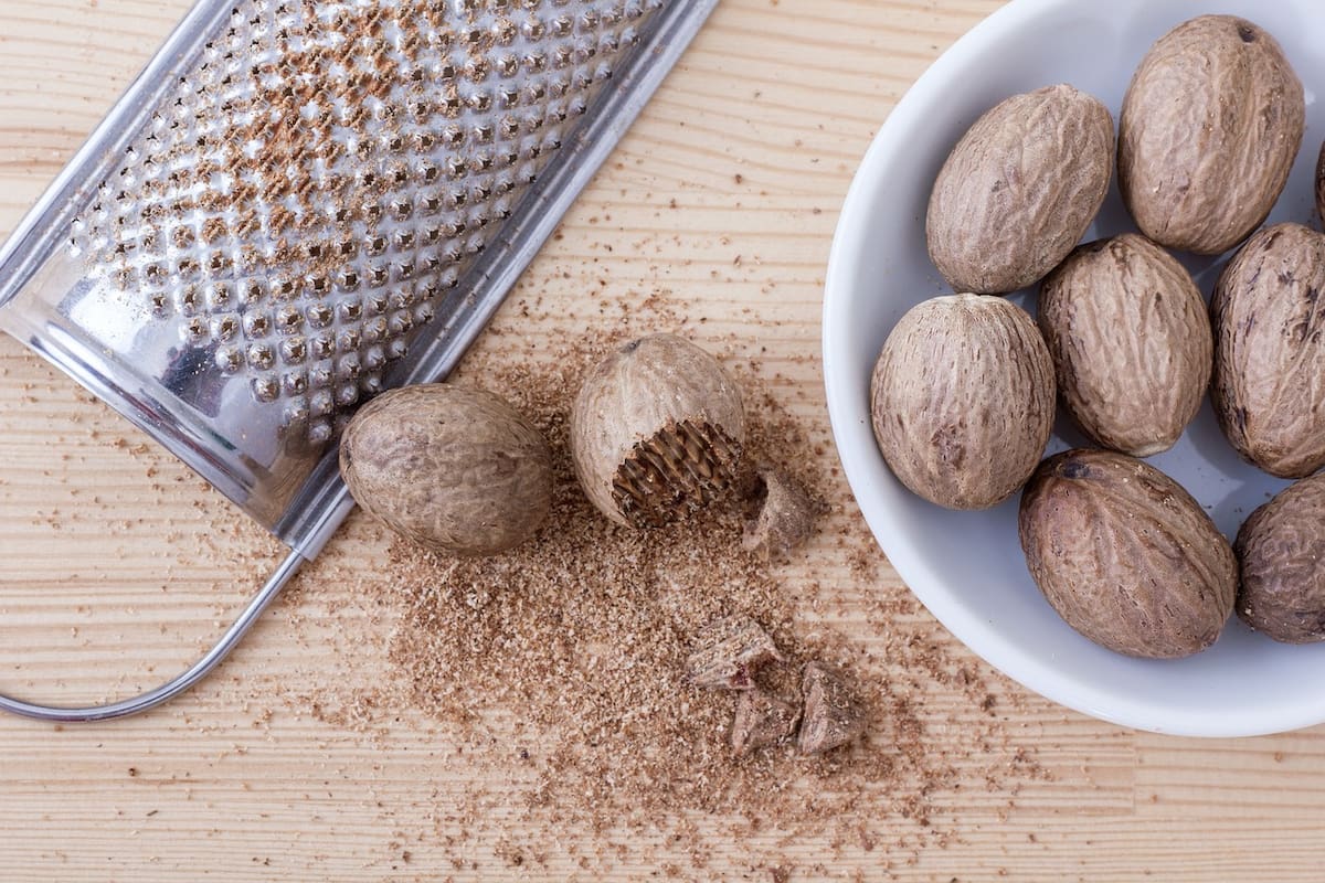 La nuez moscada se utiliza para dar sabor a una gran variedad de preparaciones, desde postres y salsas hasta carnes y vegetales (PIXABAY)