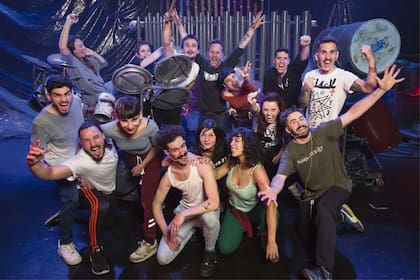 La numerosa compañía, en el Konex