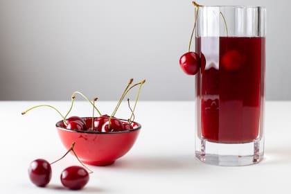 La nutricionista recomienda cortar la cafeína 10 horas antes de dormir y consumir jugo de cereza ácida