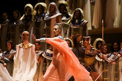 Paula Cassano, solista del Ballet Estable del Teatro Colón, como una de las sacerdotisas de "Aida"