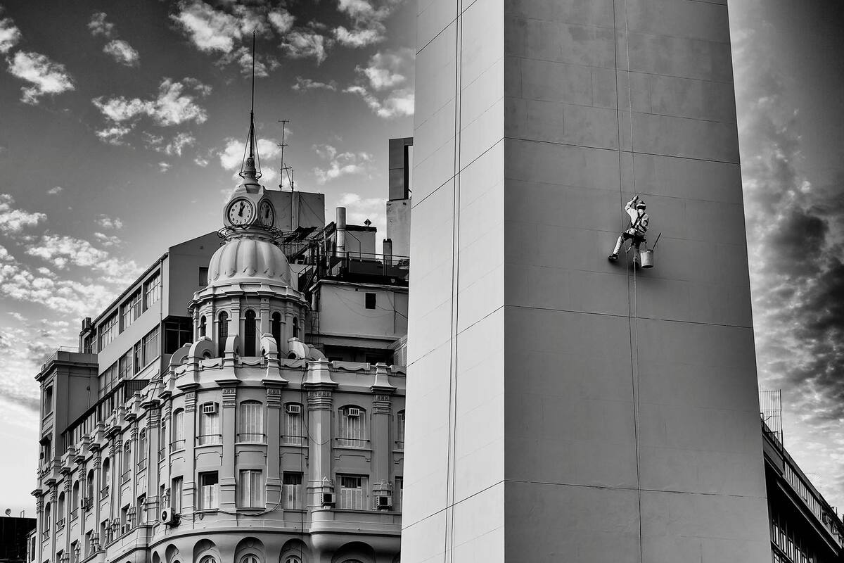 La obra arquitectónica es hoy un punto de encuentro social, deportivo y político. La más clásica postal porteña.