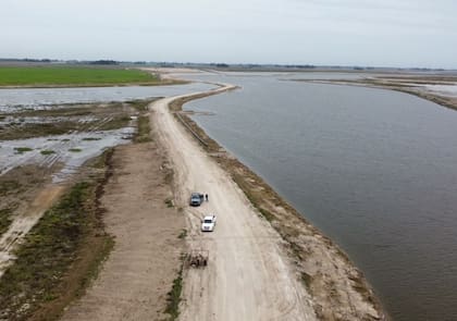 La obra busca aumentar la capacidad de escurrimiento del río y reducir los problemas por excesos hídricos