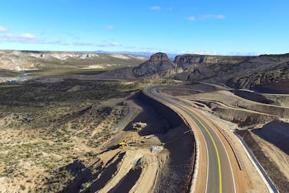 La obra consistió en la pavimentación de un nuevo tramo de la ruta 40, a lo largo de 140 km entre Pareditas y El Sosneado, en la región cordillerana de Mendoza