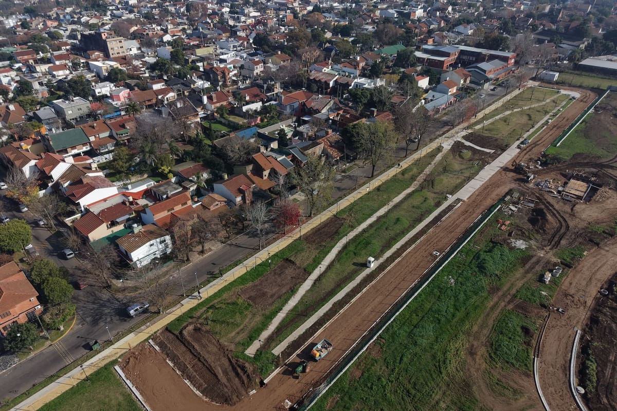 La obra contempla senderos, áreas recreativas, equipamiento urbano y trabajos complementarios de infraestructura vial e hidráulica
