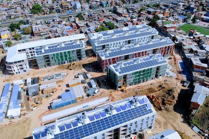 La obra de 3000 paneles y más de 500 termotanques solares en el Barrio 31, que está instalando Sustentator