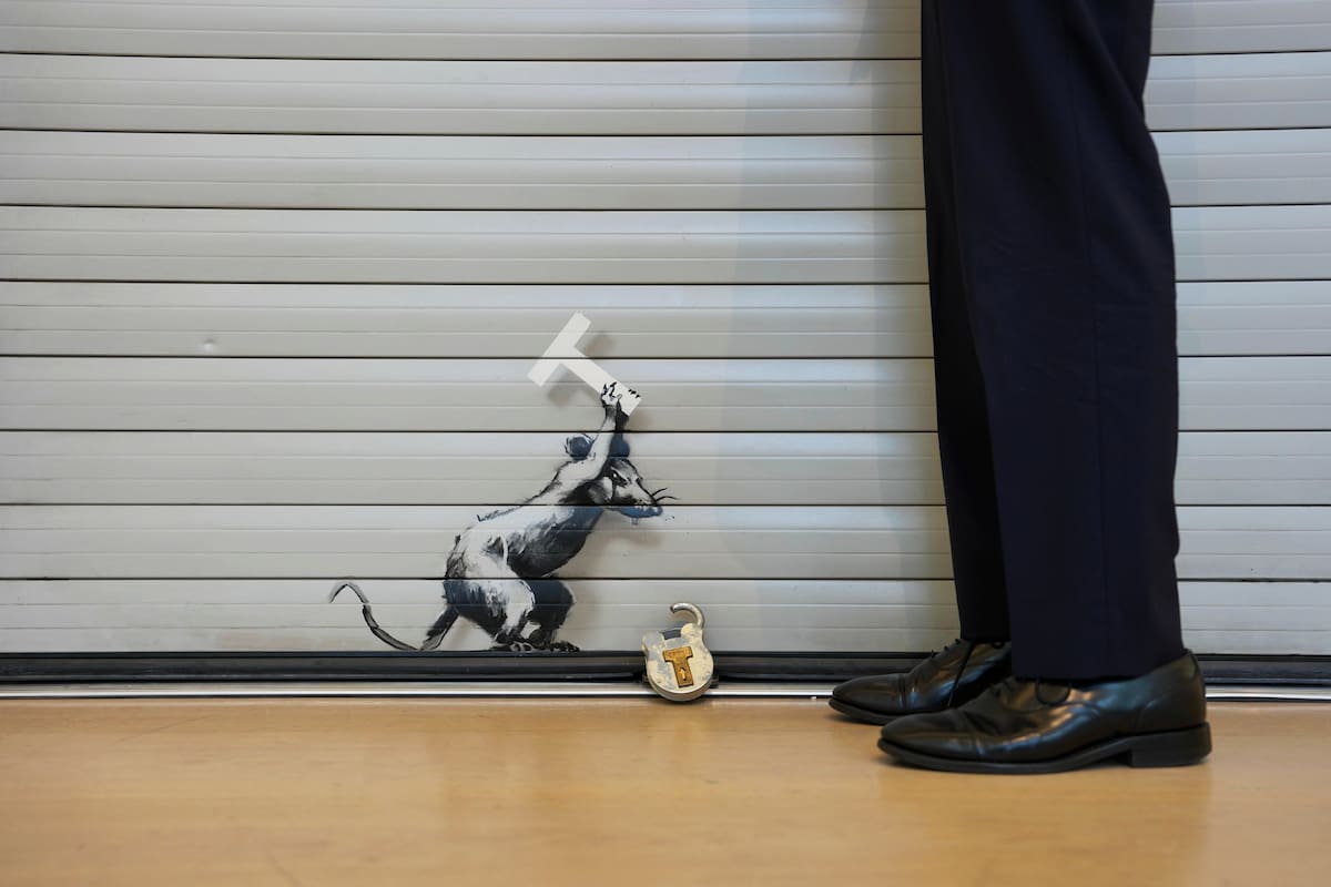 La obra de Banksy "Keep Ou T", cuyo precio de venta se estima entre 1,2 y 1,8 millones de libras esterlinas (entre 1,6 y 2,4 millones de dólares estadounidenses), se exhibe durante una presentación para la prensa previa a las subastas de arte moderno y contemporáneo de Phillips con motivo de la Frieze Week en Londres, el martes 29 de septiembre de 2026. (Foto AP/Kin Cheung)