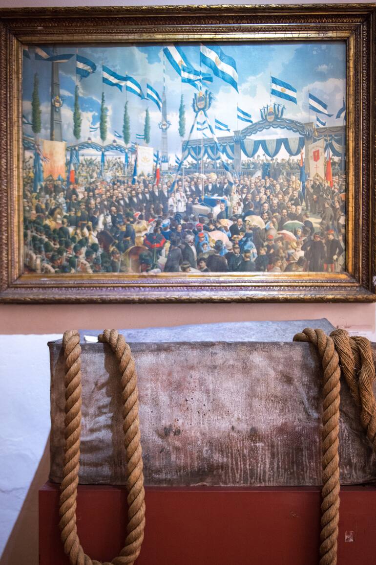 La obra de Cenni, junto a la piedra fundamental en el Mumart de La Plata.
