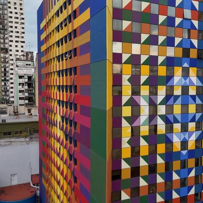 La obra de David Petroni en la sede de la AMIA, en la calle Pasteur, podría convertirse en el mejor mural de 2024