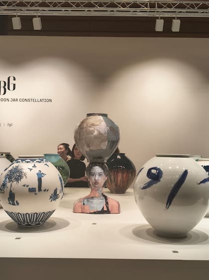 La obra de Gwon Osang tomó forma humana con un busto que sostiene una tinaja sobre la cabeza