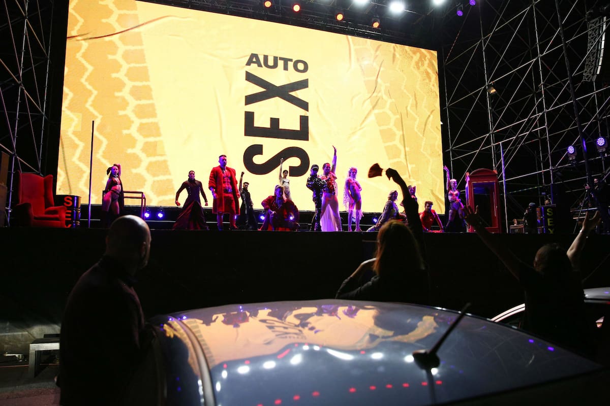 La obra de José María Muscari hizo su debut el sábado a la medianoche en los autocines tras un período virtual; el estreno tuvo lugar en el Autocine Mandarine Park de Punta Carrasco
